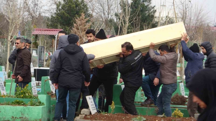 Depremde Hayatını Kaybeden Vatandaşlar Son Yolculuğuna Uğurlandı