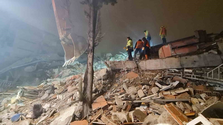 Artvin Ekibi Malatya’da Genç Kadını Enkazdan Sağ Salim Çıkartmayı Başardı