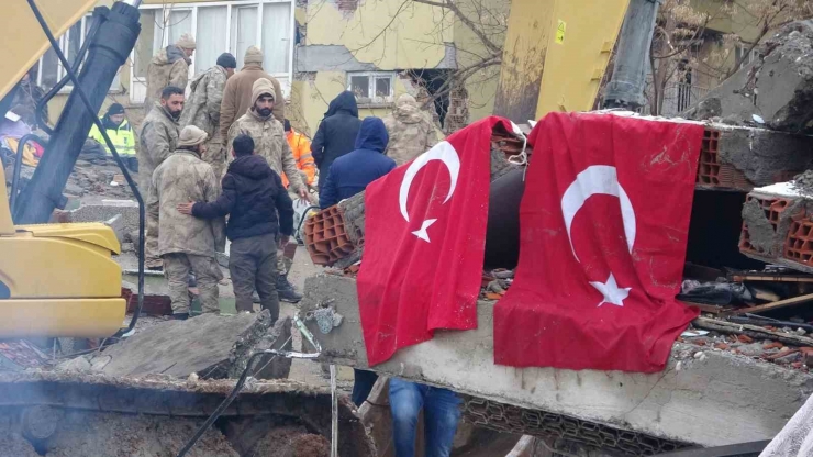 Türk Bayrağı Enkazda Bile Yere Düşürülmedi