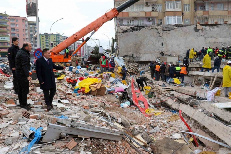 Bağlar Belediyesinden Vatandaşlara Barınma, Yemek Ve Battaniye Desteği