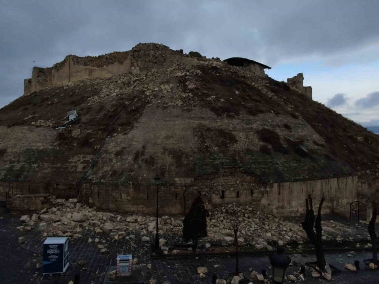 Asırlık Gaziantep Kalesi Yıkıldı