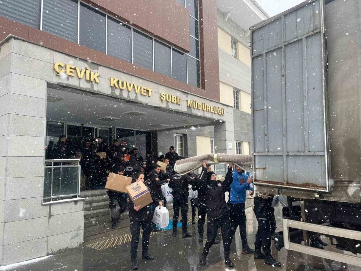 Van Polisi 43 Saat Sonra 2 Vatandaşı Daha Tekbirlerle Enkaz Altından Sağ Çıkardı