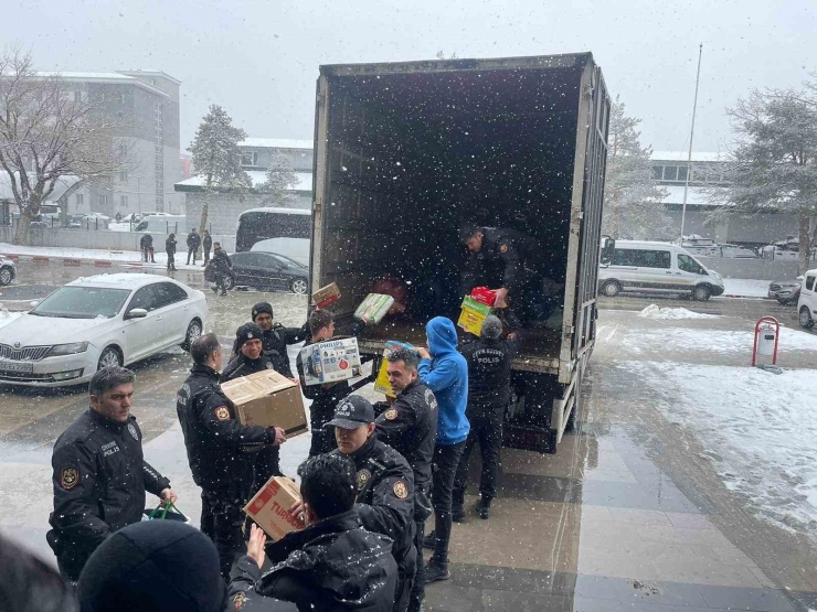 Van Polisi 43 Saat Sonra 2 Vatandaşı Daha Tekbirlerle Enkaz Altından Sağ Çıkardı