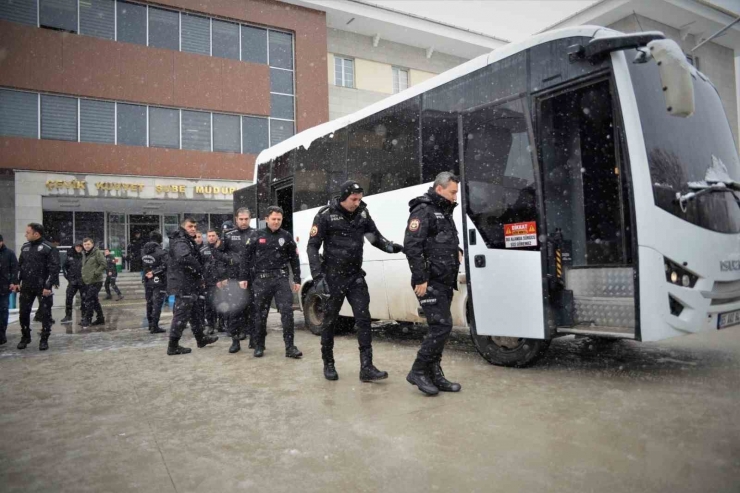 Van Polisi 43 Saat Sonra 2 Vatandaşı Daha Tekbirlerle Enkaz Altından Sağ Çıkardı