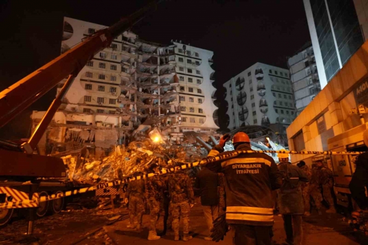 Diyarbakır Büyükşehir Tüm Ekipleriyle Sahada