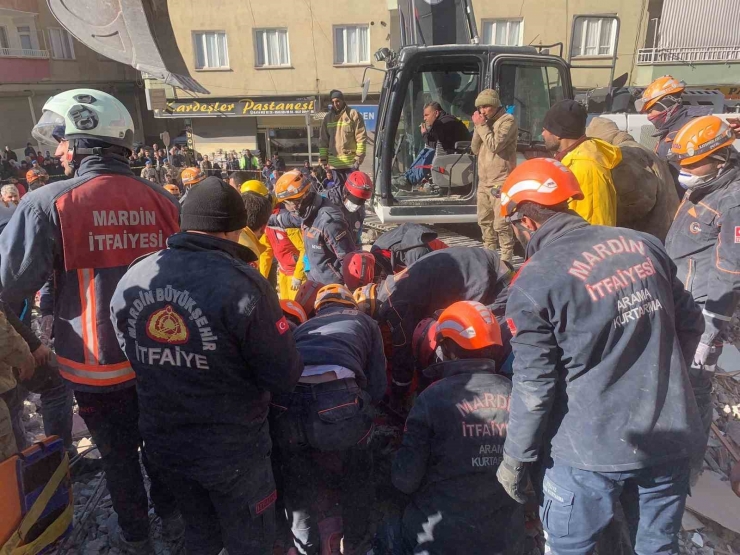 Şanlıurfa’da Baba Ve Oğlu 56 Saat Sonra Enkazdan Sağ Çıkarıldı