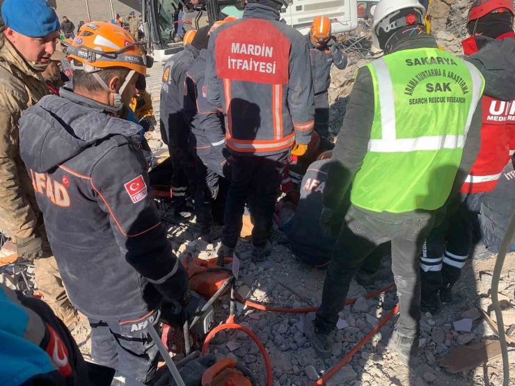 Şanlıurfa’da Baba Ve Oğlu 56 Saat Sonra Enkazdan Sağ Çıkarıldı