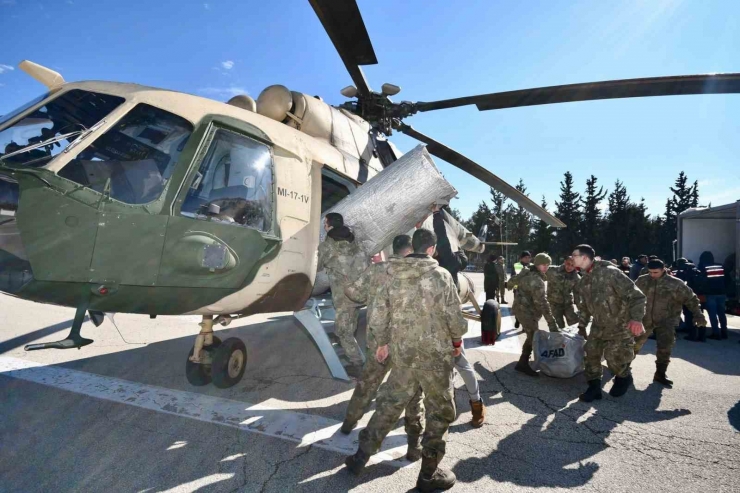 Depremden Etkilenen Köylere Helikopter İle Yardım Ulaştırıldı