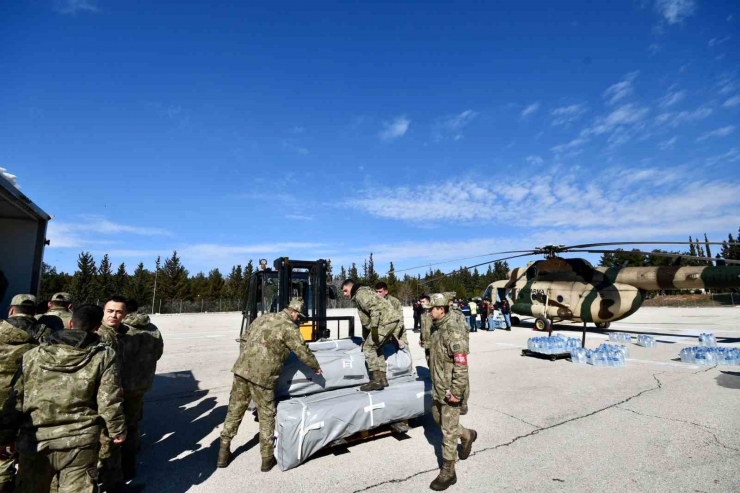 Depremden Etkilenen Köylere Helikopter İle Yardım Ulaştırıldı