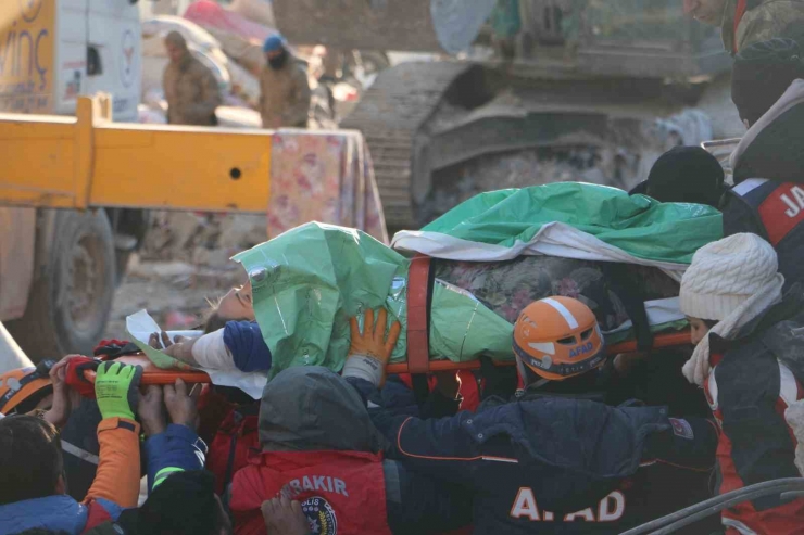 Diyarbakır’da 101 Saat Sonra Anne Ve Oğlu Kurtarıldı