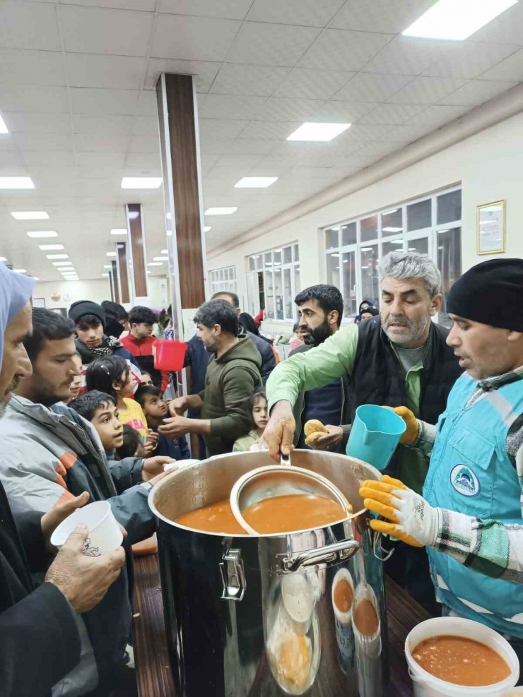 Eyyübiye’de Depremden Etkilenenlere Destekler Sürüyor