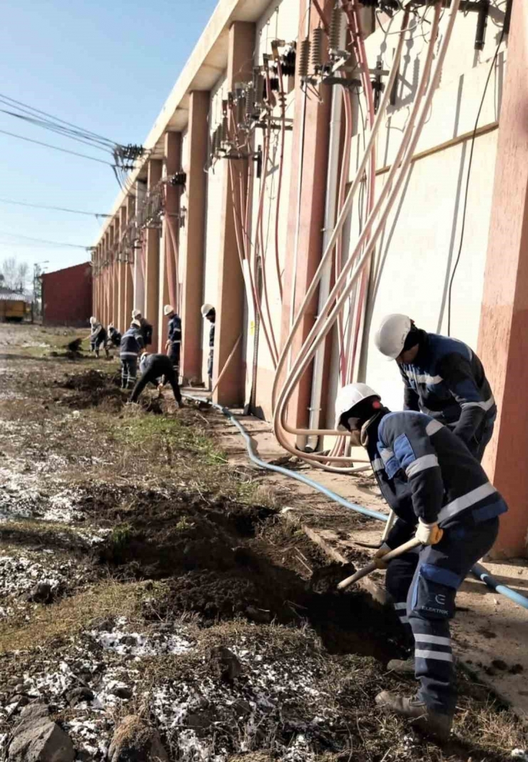 Dicle Elektrik Dağıtım Bölgesinde Şebekesini 30 Saatte Toparladı, Şimdi Diğer İllere Destek Veriyor