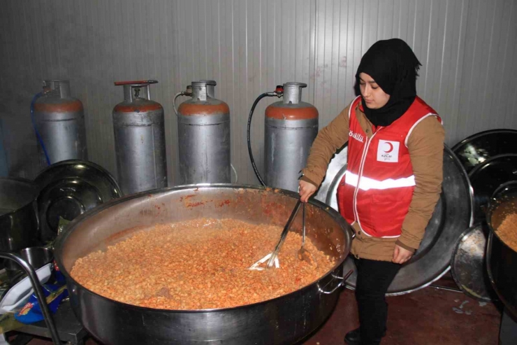 Malatya’da Günlük 50 Bin Depremzedeye Sıcak Yemek