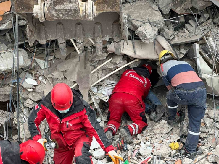 Enkaz Altındaki Kadını 105’inci Saatte Şahkut Ekipleri Kurtardı