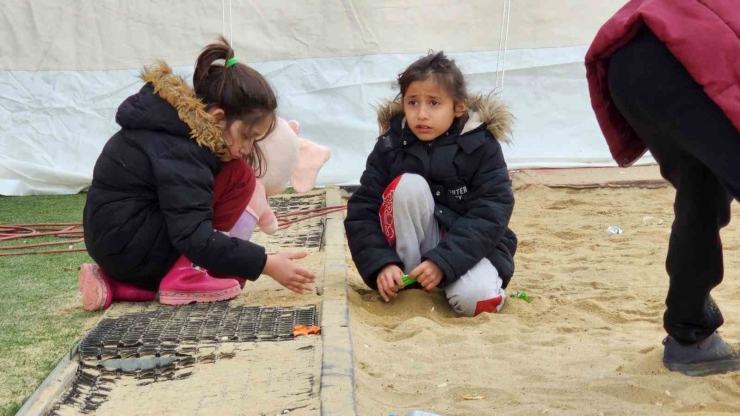 Deprem Bölgesinde Çocuk Olmak: Tek İstekleri Yeni Oyuncak