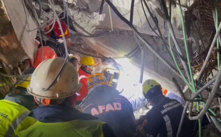 Tunceli Afad Ve Makedon Ekip, 114 Saat Sonra Depremzedeyi Enkazdan Canlı Çıkardı
