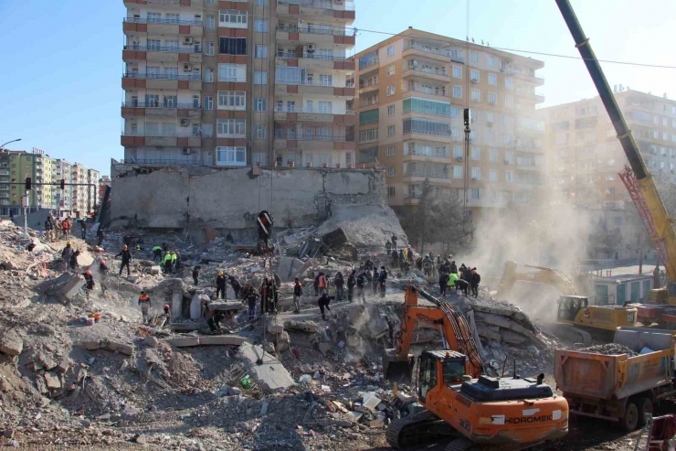 Kur’an-ı Kerim Ve Dini Kitapları Hassasiyetle Enkazdan Topladılar