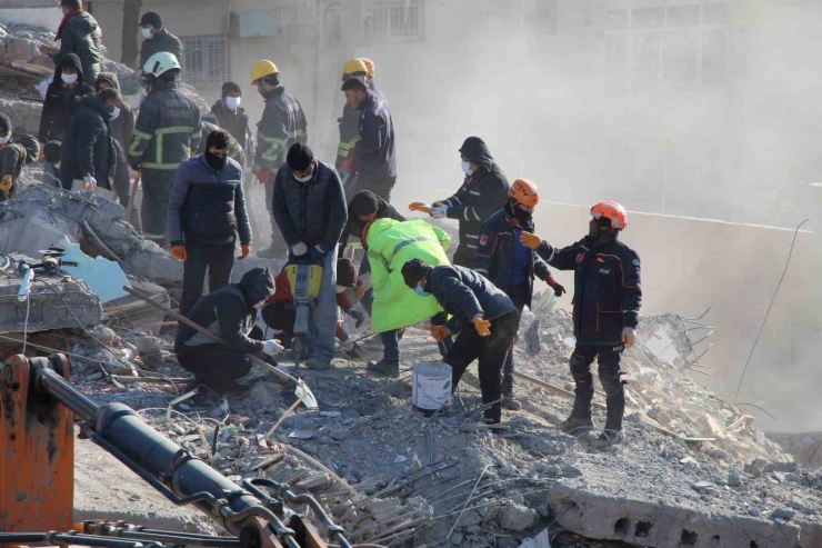 Kur’an-ı Kerim Ve Dini Kitapları Hassasiyetle Enkazdan Topladılar