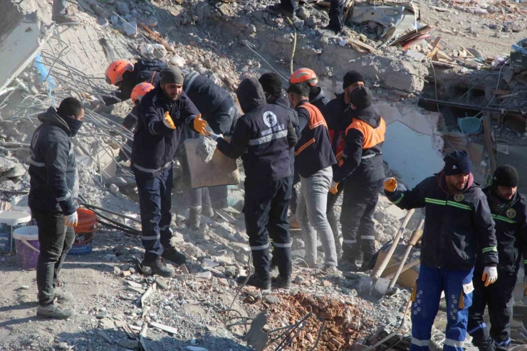 Kur’an-ı Kerim Ve Dini Kitapları Hassasiyetle Enkazdan Topladılar