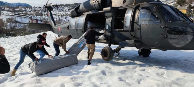 Mehmetçik 532 Köye Helikopter İle Yardım Malzemesi Ulaştırıldı