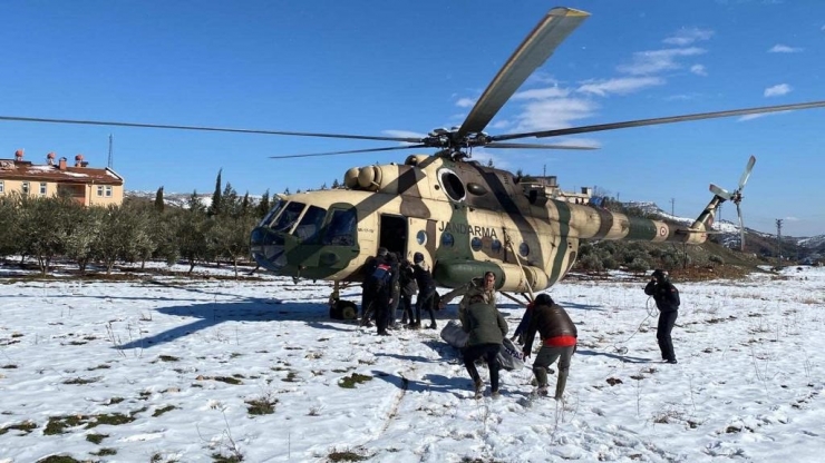 Mehmetçik 532 Köye Helikopter İle Yardım Malzemesi Ulaştırıldı