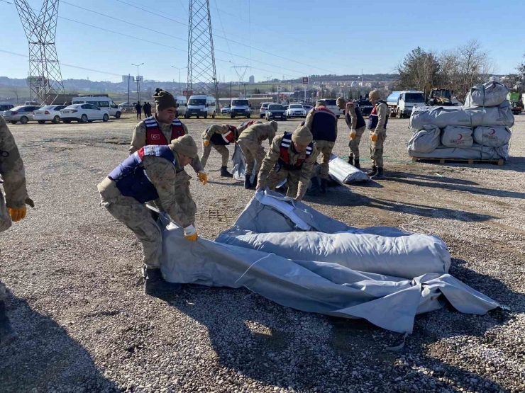 Mehmetçik Depremzedeler İçin 4 Bin 200 Çadır Kuruyor