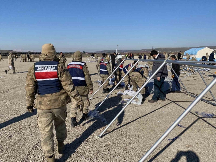 Mehmetçik Depremzedeler İçin 4 Bin 200 Çadır Kuruyor