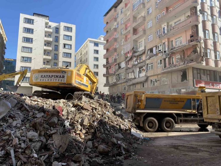 Diyarbakır’daki Enkazlarda Arama Kurtarma Çalışmaları Devam Ediyor