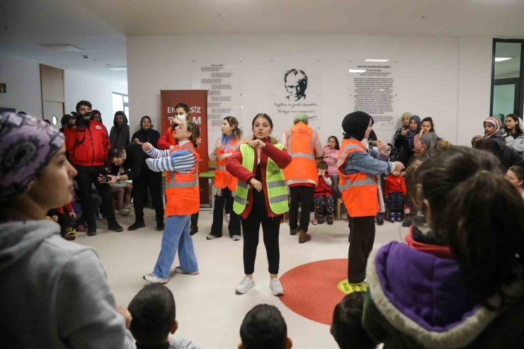 Depremzede Çocuklar Büyükşehir’le Güldü