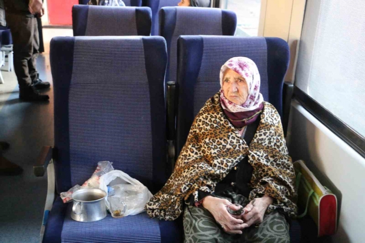 Diyarbakır Tren Garı Depremzedelere ’ev’ Oldu