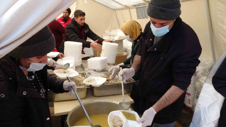 Malatya’da Depremzedeler İçin Çadır Kentler Oluşturuluyor