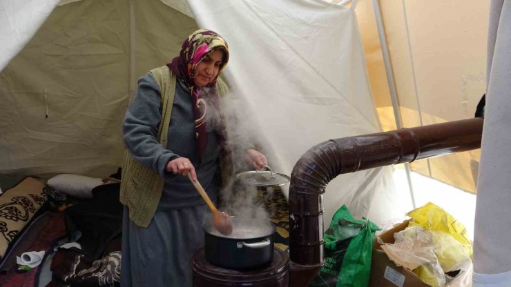 Malatya’da Depremzedeler İçin Çadır Kentler Oluşturuluyor