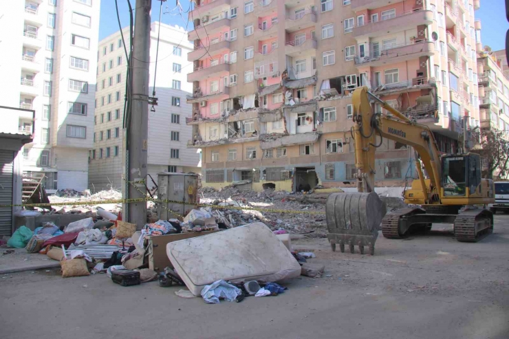 Diyarbakır’da 3 Enkazda Çalışmalar Sürüyor