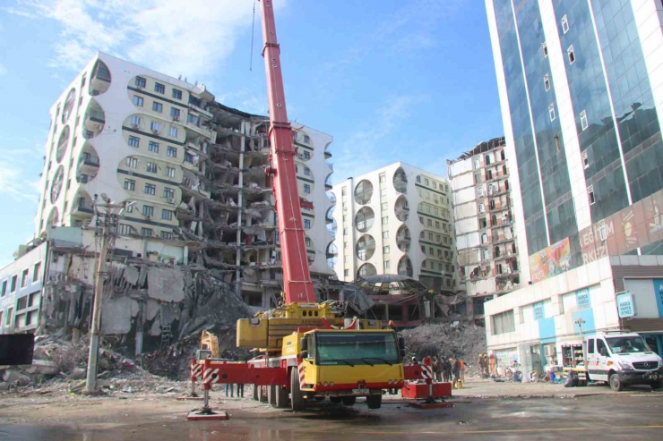 Diyarbakır’da 3 Enkazda Çalışmalar Sürüyor