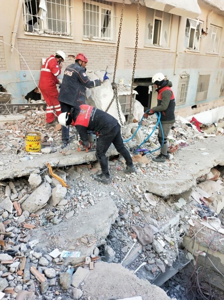 Kayapınar İlçe Belediyesi Ekipleri Deprem Bölgesinden 19 Kişiyi Canlı Çıkardı