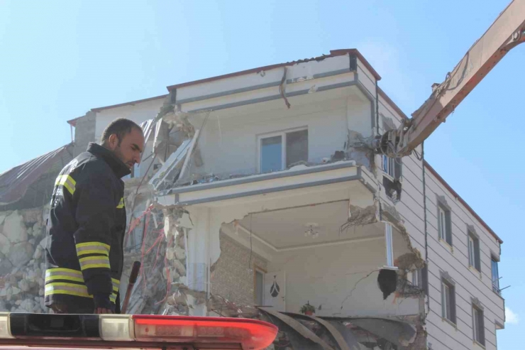 İslahiye’de Ağır Hasarlı Binaların Yıkımına Başlandı