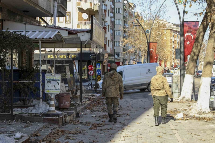 Vanlı Güvenlik Korucuları Deprem Bölgesinde Nöbette