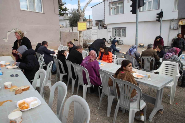 Depremzedeler Kendilerine Destek İçin Yola Çıkanları Unutmadı