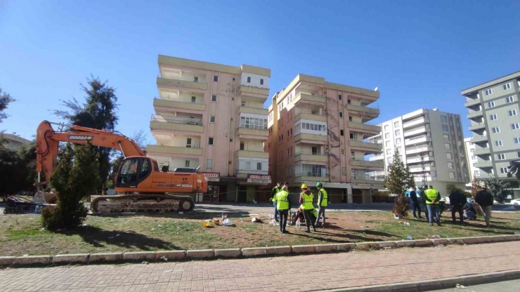 Şanlıurfa’da Ağır Hasarlı Binalar Tek Tek Yıkılıyor