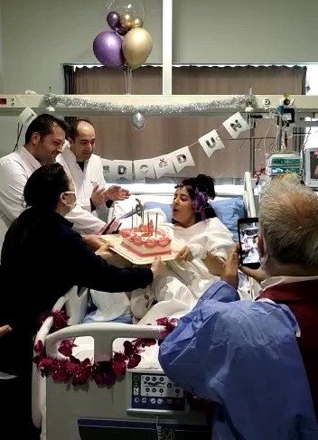 Ailesini Kaybeden Ayşegül’e Hastanede Doğum Günü Sürprizi