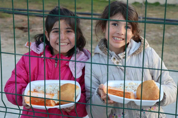 Her Gün Binlerce Depremzedeye Sıcak Yemek