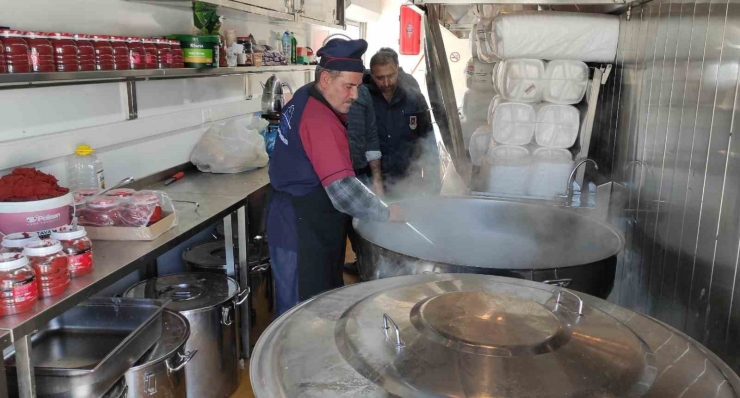 Her Gün Binlerce Depremzedeye Sıcak Yemek