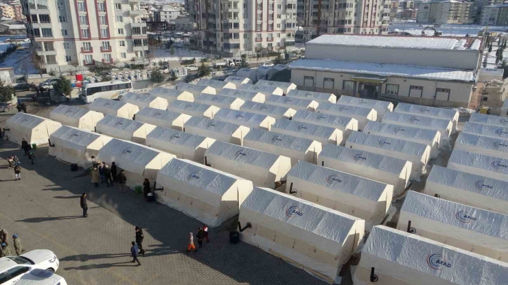 Malatya’da Depremzedeler Çadır Kentte Hayata Tutunuyor