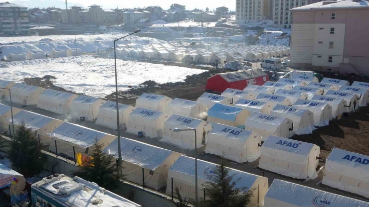 Malatya’da Depremzedeler Çadır Kentte Hayata Tutunuyor