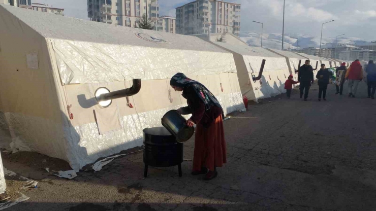 Malatya’da Depremzedeler Çadır Kentte Hayata Tutunuyor