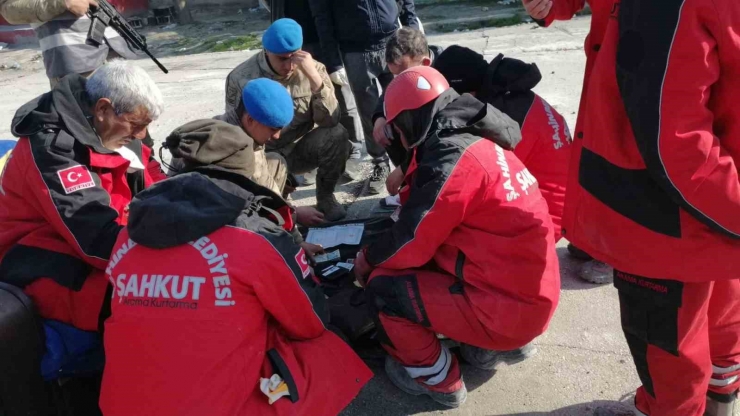 Şahkut Ekibi Depremzedenin 46 Bin Tl’sini Teslim Etti