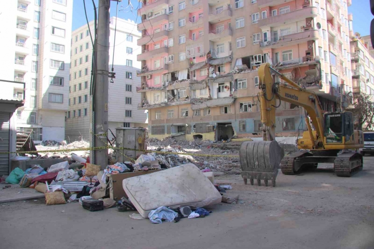 Diyarbakır’da 2 Müteahhit Yaptıkları Binanın Enkazında Hayatını Kaybetti