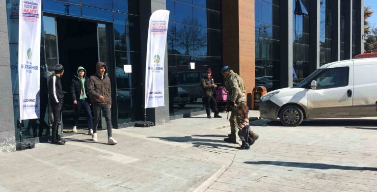 Mehmetçiğin Dikkati Sayesinde Depremzede İki Çocuk Kaybolmaktan Kurtuldu