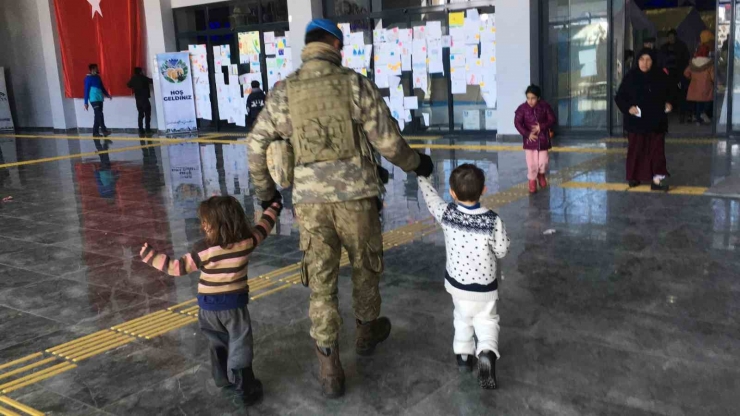 Mehmetçiğin Dikkati Sayesinde Depremzede İki Çocuk Kaybolmaktan Kurtuldu