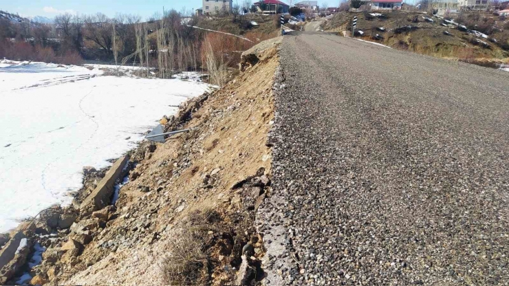 Lice’de Deprem Sonrası Oluşan Obruk Dere Yatağını Kuruttu